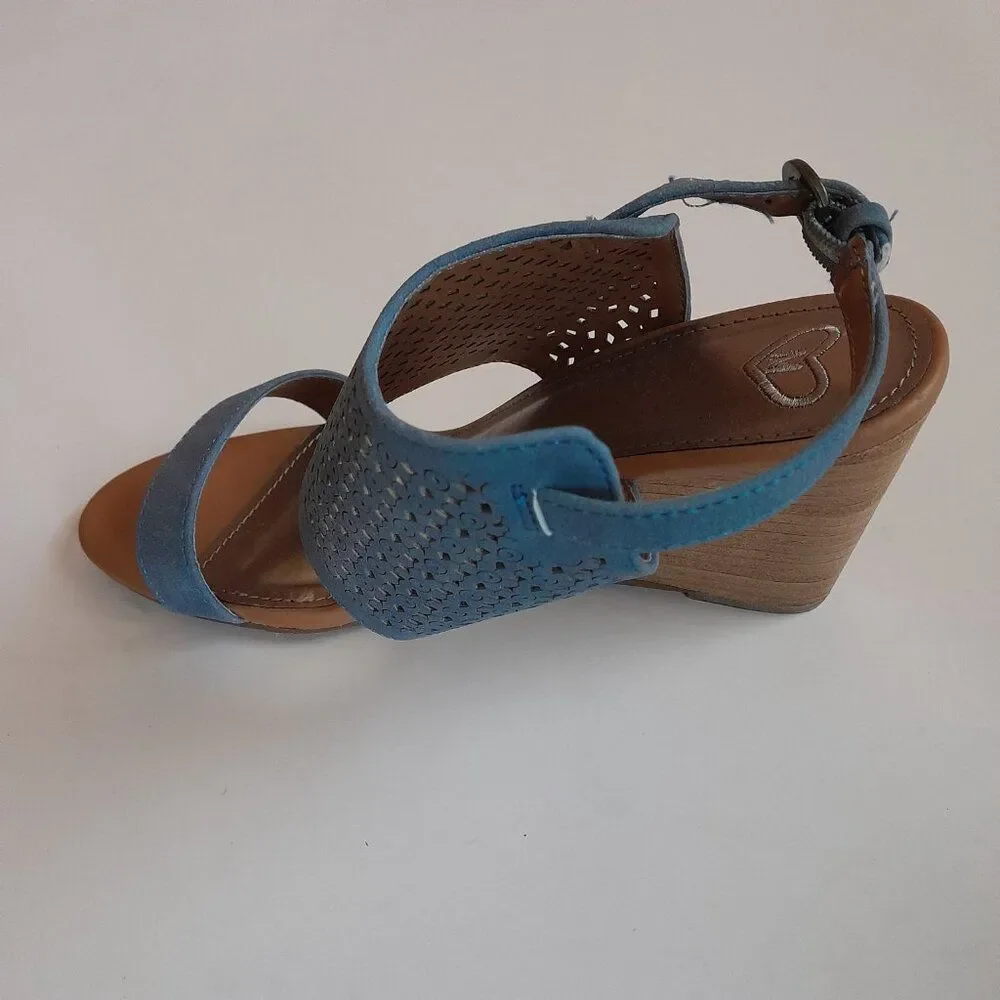 Madeline Women’s shoes, Color Blue open toe sandals. Size 8M